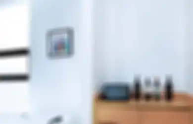 Kamar Mandi Pasangan Muda Ini Didesain Tanpa Pintu dan Bisa Bersantai Layaknya di Bar