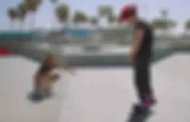 Tonton Nih Bocah 13 Tahun Peraih Medali Olimpiade Ngajarin Yungblud Cara Main Skateboard
