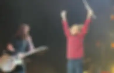 Video: Nandi Bushell Kolab Sama Foo Fighters, Dave Grohl: Akhirnya Gue Ketemu 'Musuh Bebuyutanku'