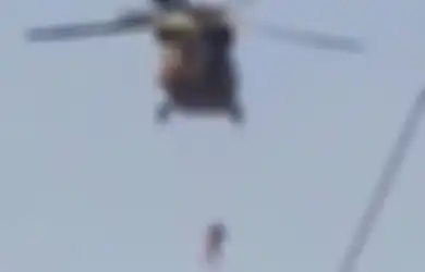 Terbang Diatas Kota Kandahar, Heboh Potret Helikopter Black Hawk yang Dioperasikan Taliban Sambil Gantung Seseorang, Berikut Faktanya