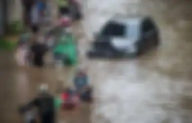 Jangan Asal Terabas, Perhatiin Batas Aman Bermotor saat Banjir
