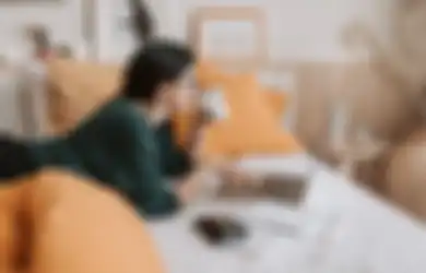 Hati-hati Bekerja Sambil Rebahan si Kasur, Dampaknya Enggak Main-main, Simak Posisi Terbaik Saat WFH