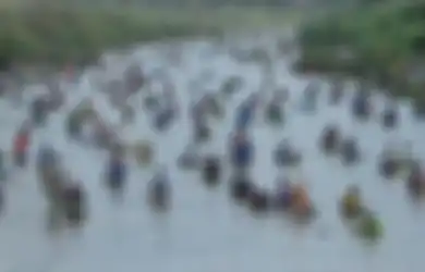Masa Bodoh Kebijakan PPKM, Warga Tulungagung Tumpah Ruah Nyebur Sungai Demi Cari Ikan, Ternyata Ada Tujuan Ini Dibaliknya