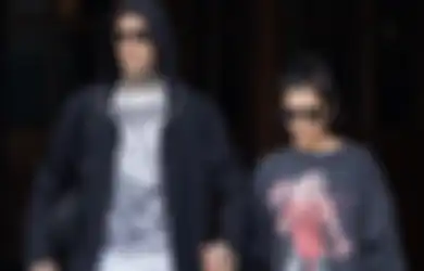 Kourtney Kardashian dan Travis Barker Pakai Kaos Band Dikomen Eks Vokalis Cannibal Corpse: Dasar Poser!