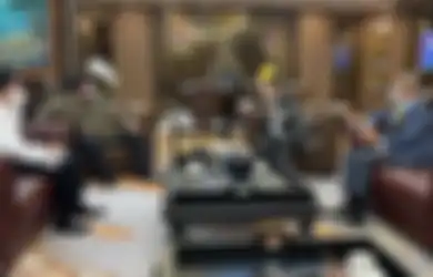 Sibuk Foto Bareng Tangan Kanan Jokowi, Hotman Paris Kicep Ditodong Statement Soal Holywings Kemang, Netizen: Bekingan Is Real