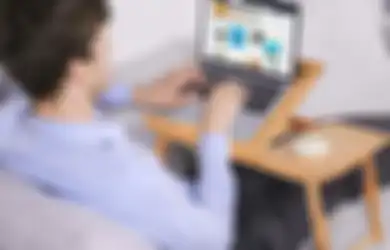Daripada Pangku Laptop di Kasur, Lebih Baik Gunakan Meja Lipat, Ini Alasannya!