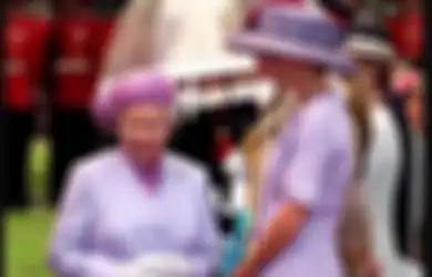 4 Fashion Senada Ratu Elizabeth II dan Princess Diana. Kompak!
