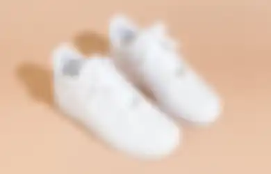Bersih Seperti Baru, Ini 4 Langkah Tepat Cuci Sneakers Putih di Rumah!