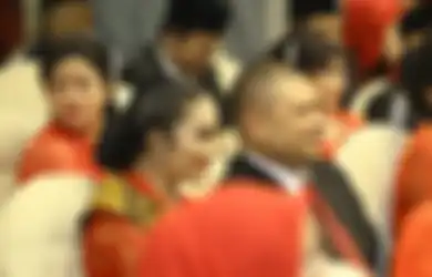 Foto Raul Lemos Dampingi KD di Gedung DPR Tuai Komentar, Krisdayanti Terima Gaji Ratusan Juta, Rupanya Lebih dari Separuhnya Harus Kembali ke Rakyat