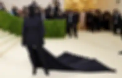 Gaya Kim Kardashian di Met Gala Rame Dikomentarin Netizen, Disebut Mirip Dementor Sampai Ayam Cemani