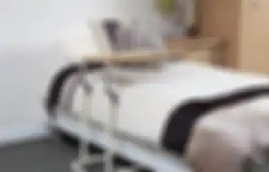Kenali Meja Overbed, Solusi Bekerja di Atas Tempat Tidur 