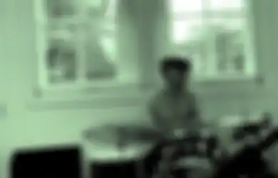 Anaknya Thom Yorke Sama 'Anehnya' Kayak Bokapnya, Single Barunya Aja Kelam Banget