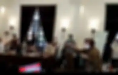 'Itu Pegawai Saya!' Berang Lihat Mensos Risma Marahi Petugas PKH hingga Ancam Tembak, Gubernur Gorontalo Protes ke Jokowi Minta Sang Menteri Dievaluasi