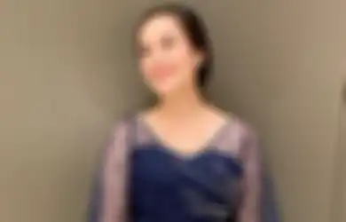 Penampilan Elegan Chelsea Islan Pakai Kain Batik. Ayu Banget!