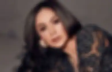 Aksi Mantan Raffi Ahmad Ini Bikin Heboh, Yuni Shara Kepergok Permak Celana Jins ke Tukang Jahit Keliling, Netizen Justru Dibuat Menangis Saat Tahu Merknya