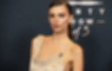 Model Emily Ratajkowski Dilecehkan Penyanyi Robin Thicke Saat Syuting