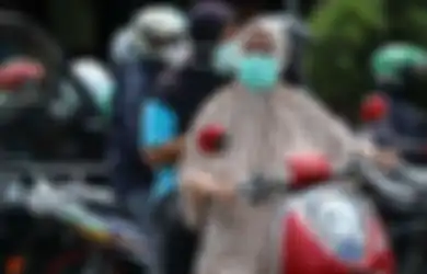 Penjelasan Psikologis Kenapa Pemotor Cewek Sering 'Sein ke Kiri Tapi Beloknya Ke Kanan'