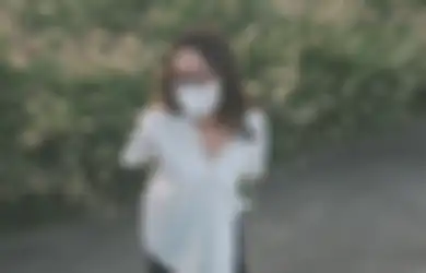 Intip Gaya Kece Pakai 6 Outfit Putih ala Reina Kato, Adik Yuki Kato!