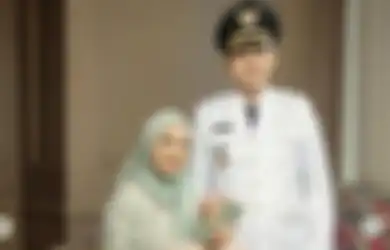 Suaminya yang Bupati Kendal Sempat Disorot Harta Kekayaannya, Artis Ini Mendadak Curhat Sembari Unggah Potret Pangku Anak: Kalau Ditanya Perasaan Saya Malam Ini