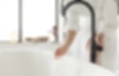 Tuang Sabun Cuci Piring ke Bath Tub Lalu Bilas dengan Benar, Begini Cara Bersihkan Bak Mandi dengan Mudah!