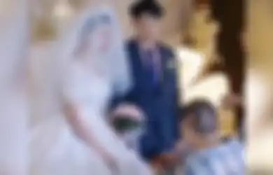 Para Hadirin Bengong, Pengantin Pria Syok, Seorang Pria Nekat Berlutut dan Sodorkan Cincin ke Mempelai Wanita