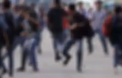Belum Ada Sepekan Usai Tewasnya Remaja Bogor Karena Tawuran, Bentrok Antar Pelajar Kembali Terjadi di Cilebut, Terpantau Saling Ayunkan Sajam di Tengah Perlintasan Kereta