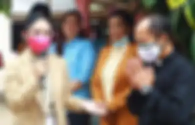 'Atas Izin Allah Tulus Bantu Sesama,' Krisdayanti Bantu Renovasi Gereja yang Hampir Runtuh, Air Matanya Tak Terbendung Kala Didoakan Pendeta