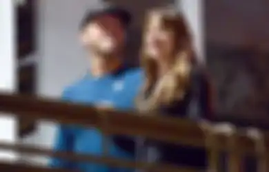 Chris Martin Coldplay Nyanyi Lagu My Universe Buat Dakota Johnson di Konser!