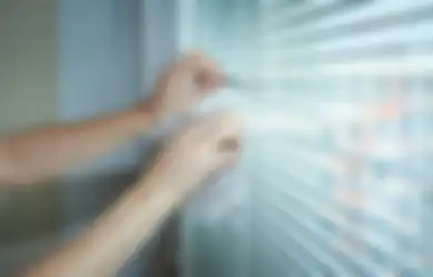 4 Cara Membersihkan Kaca Jendela yang Dekil, Salah Satunya dengan Lemon!