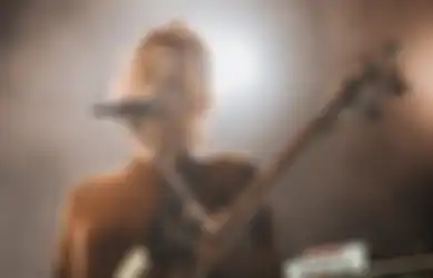 Absen Lama, Bassist Warpaint Jenny Lee Rilis Single Solo 'Newtopia'