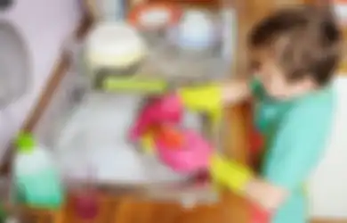Melatih Kemandirian, Libatkan Anak pada 6 Jenis Pekerjaan Rumah Tangga Ini