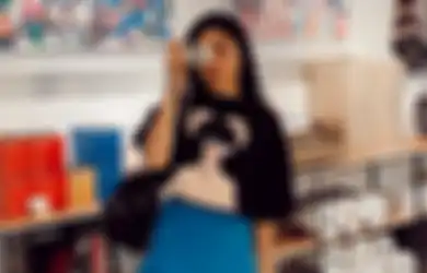 Trendi Abis, Intip 4 OOTD Pakai Kaos dan Rok ala Febby Rastanty!