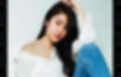 Tampil Trendi Pakai Kemeja Putih dan Outfit Denim ala Febby Rastanty!