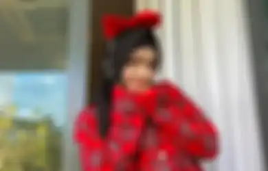 Super Kece! Inspirasi Padu Padan 5 Model Bawahan Merah ala Sajidah Halilintar
