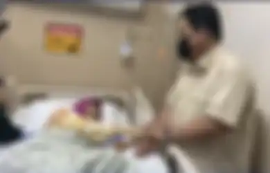 Foto Dorce Gamalama Usap Tangan Erick Thohir Bikin Hati Pilu, Artis Serba Bisa Sulit Hapus Air Matanya Sendiri, Dokter Minta Keluarga Siapkan Ini