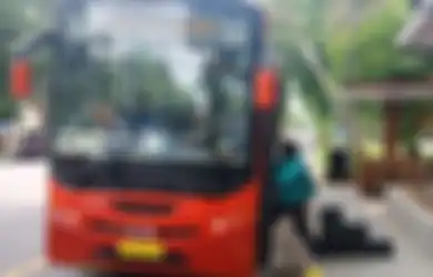Rela Angkat Kaki dari Kursinya, Sopir BST Ini Viral Saat Aksinya Bantu Penumpang Tunanetra Sampai Turun dari Bus Terekam Kamera, Ini Nama Sang Pengemudi