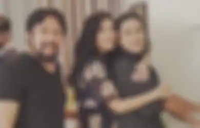 'Insya Allah Sudah Husnul Khotimah' Naysila Mirdad Ajak Papanya Foto di Depan Potret Wanita Tercinta, Anak Lydia Kandou Disebut Pindah Agama