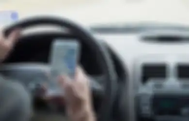 Pejamkan Mata Sebentar dan 4 Cara Buat Atasi Mual Karena Main HP di Mobil