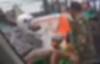 Sok Jagoan Geber-geber Motor dengan Knalpot Brong Saat Lampu Merah, Pengendara Ini Dihadiahi Bogem Mentah Anggota TNI, Netizen Puji Aksi Sang Aparat: Mewakili Kami Sungguh