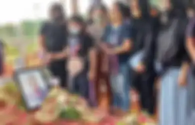 Selamat Jalan untuk Selamanya, Tangis Istri Lepas Kepergian Rony Dozer, Suaminya Dada-dada ke Tetangga Sebelum Ditemukan Meninggal di Teras Rumah