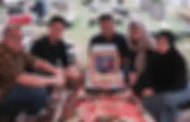 Innalillahi, Foto Nirina Zubir Bersimpuh di Sisi Makam Dibanjiri Doa, Istri Ernest Cokelat Kini Masuk Kantor Polisi Gegara Kasus Ini