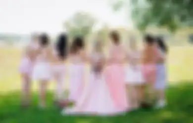 Bak Pertanda Rumah Tangganya Bakal Berakhir pada Perceraian, Janda Ini Syok Saat Nostalgia Lihat Foto Pernikahannya, Kejanggalan Para Bridesmaid Terlihat