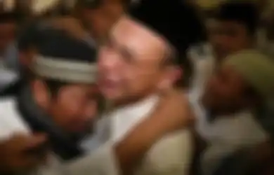 Foto Terkini Haji Lulung Bikin Eko Patrio Mohon Doa, Suami Viona Rosalina: Dia Hanya Berbisik