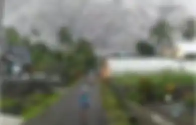 Foto Warga di Kaki Semeru Berlarian Panik Jadi Sorotan, Gubernur Khofifah Buka Suara