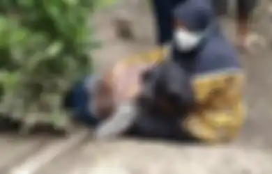 Foto Jasad Novia Widyasari Dipeluk Ibunda di Sisi Makam Ayahnya Viral, Mahasiswi Mojokerto yang Nekat Tenggak Sianida Sempat Istighfar
