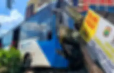 Foto Kecelakaan TransJakarta Bikin Panas Rapat DPRD DKI, Kini Tabrak Pejalan Kaki Hingga Tewas di Jakarta Selatan