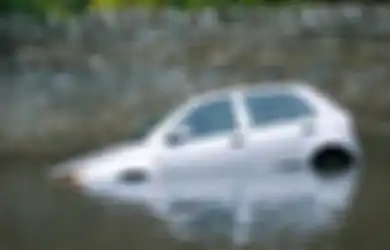 Wajib Tahu! Ini 4 Tips Memarkir Mobil Biar Enggak Hanyut Saat Banjir