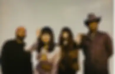 Beri Persembahan untuk Texas, Khruangbin & Leon Bridges Ciptakan Dunia Baru di EP Kolaborasi 'Texas Moon'