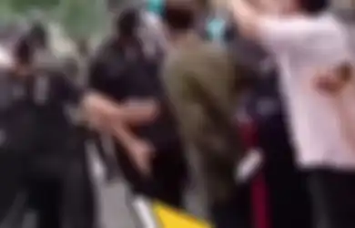Tergenggam di Belakang Tubuhnya, Viral Detik-detik Seorang Kakek Lempar Gulungan Kertas ke Presiden Jokowi Saat Datangi Lokasi Pengungsian Korban Erupsi Gunung Semeru, Relawan Posko Ungkap Fakta Ini