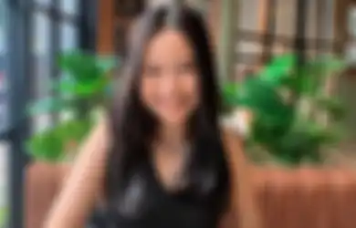 Inspirasi Tampil Simpel Tapi Kece, Intip 4 Gaya Hanggini Pakai Atasan Hitam!